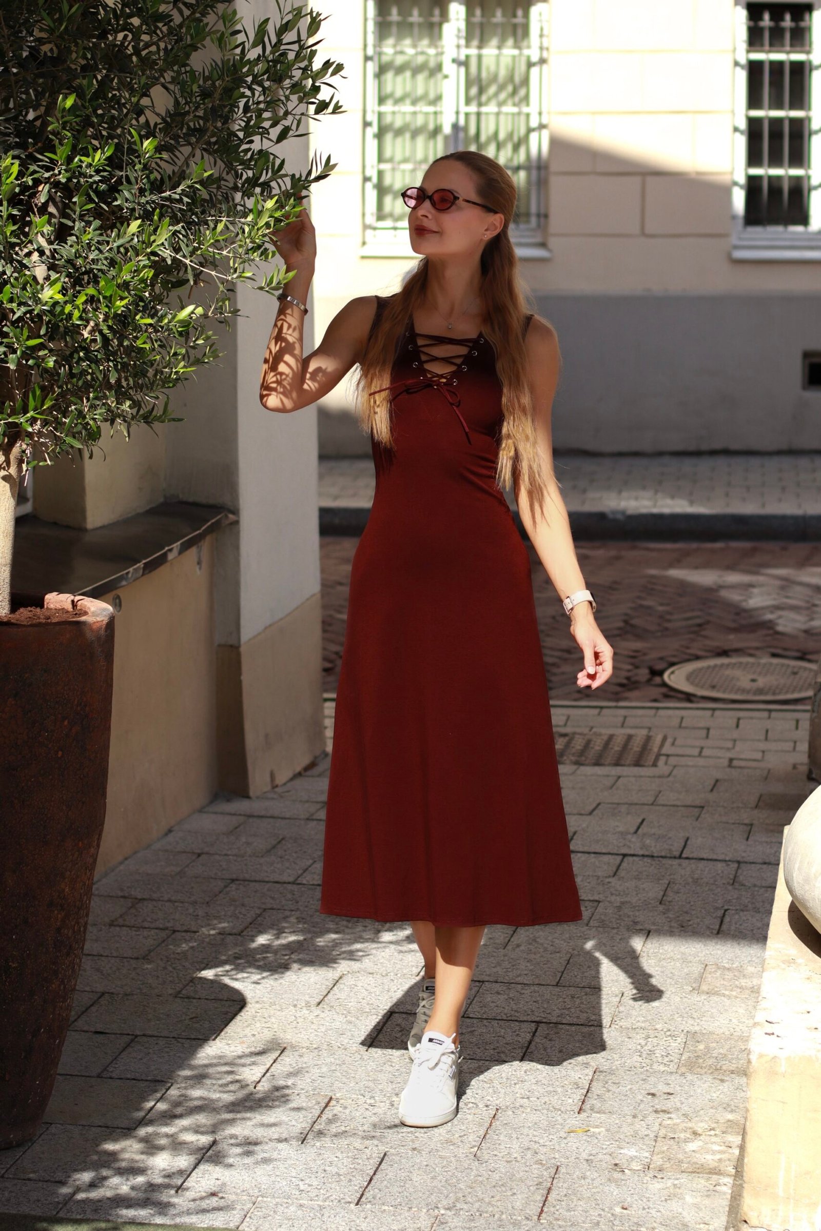 BURGUNDY SPALVOS SUKNELĖ