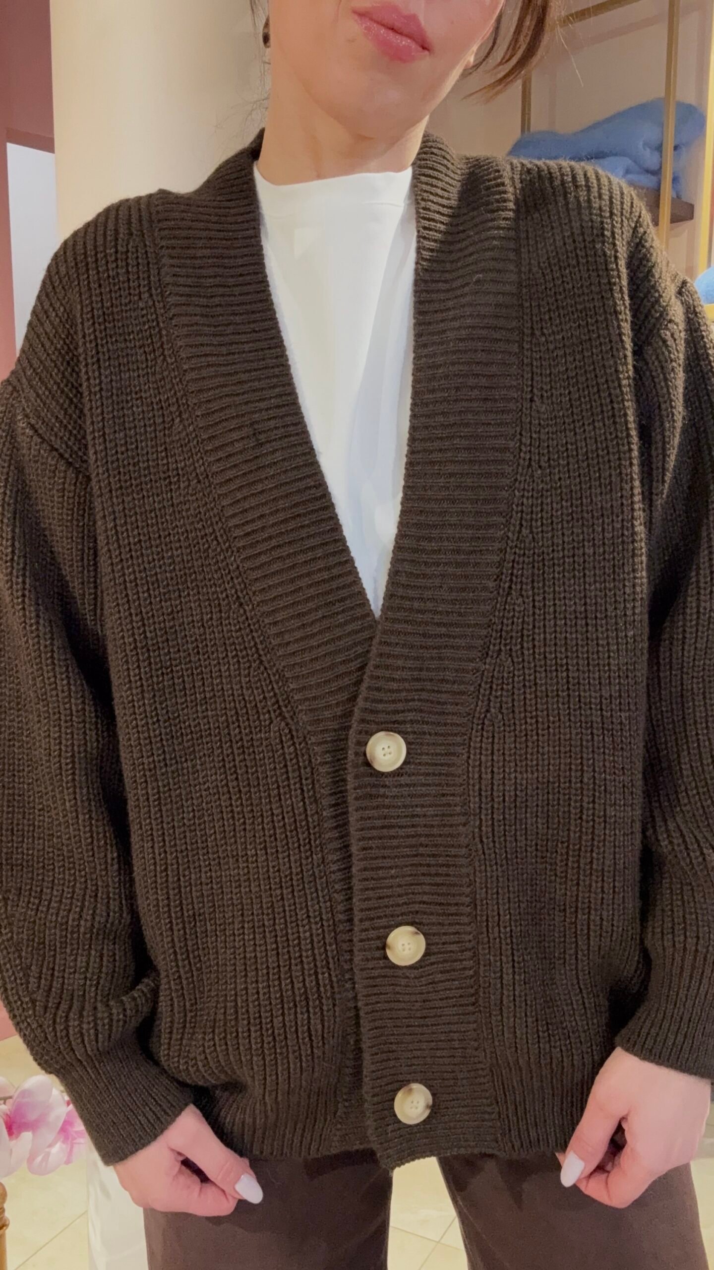 ŠOKOLADO SPALVOS KARDIGANAS