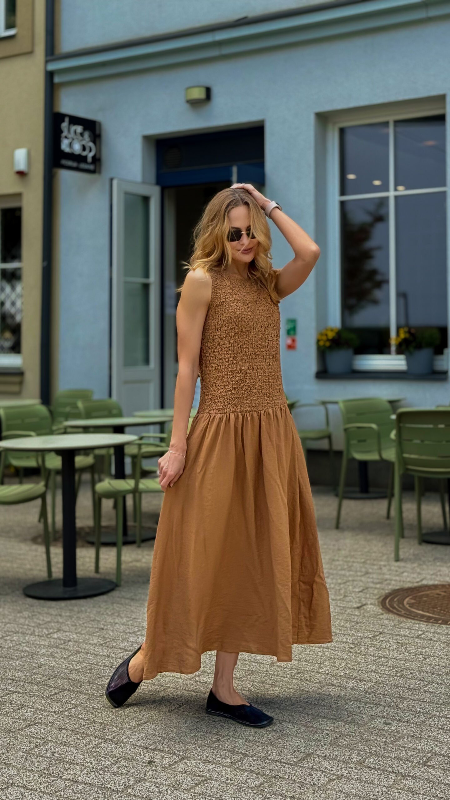 RUDOS SPALVOS SUKNELĖ