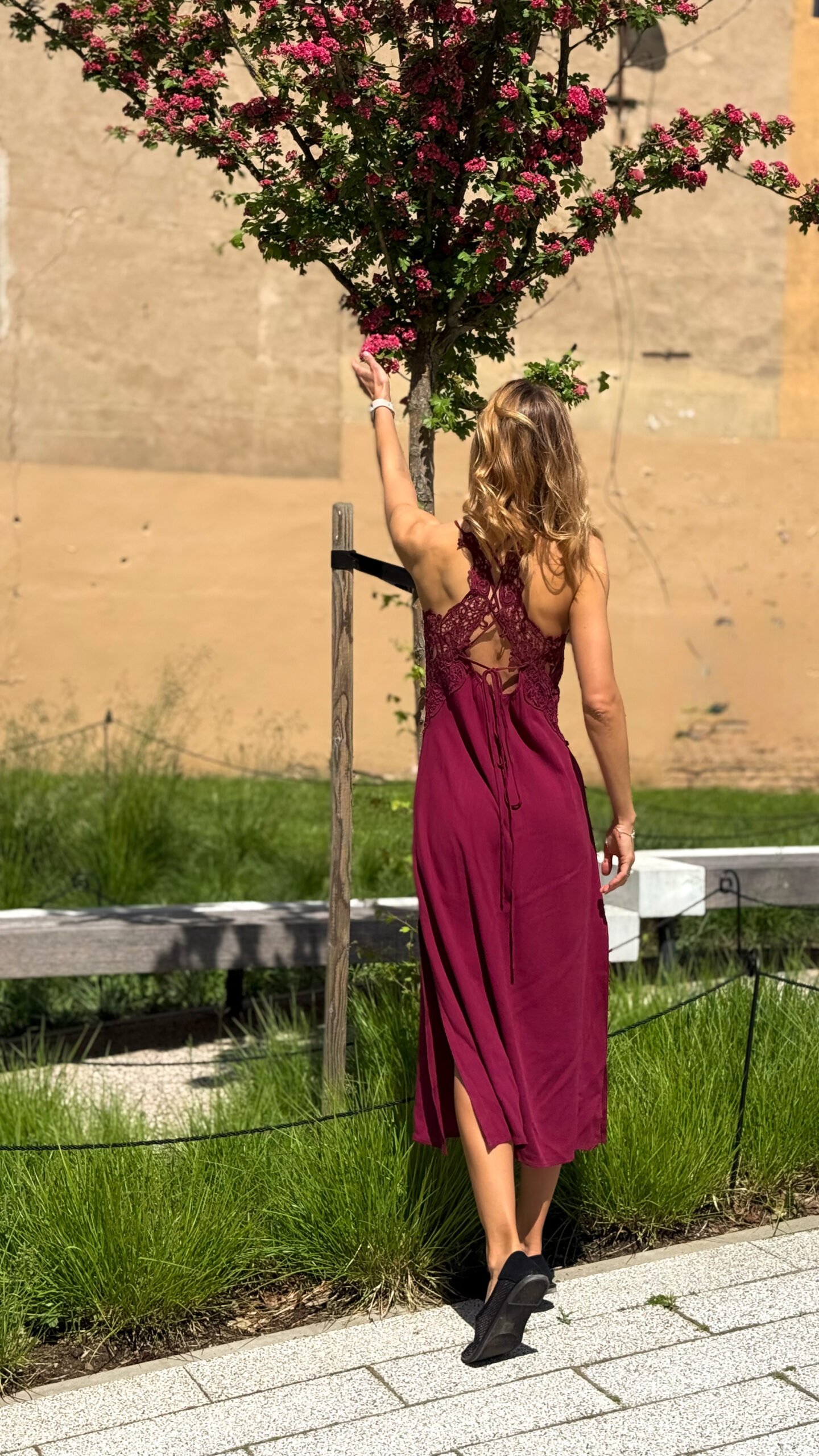 BURGUNDY SPALVOS SUKNELĖ - Image 3